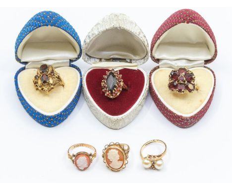 A collection gold and gem set rings to include a 14ct gold garnet cluster, size N, total gross weight approx 6.7gms, a pearl 