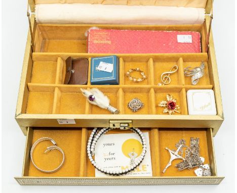 A collection of jewellery to include a 9ct gold gate bracelet, (some links distorted) a 9ct gold gents signet ring unmarked a