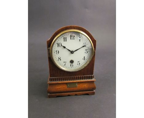 An oak mantel clock of small proportions, Arabic numerals, 30hr movement 