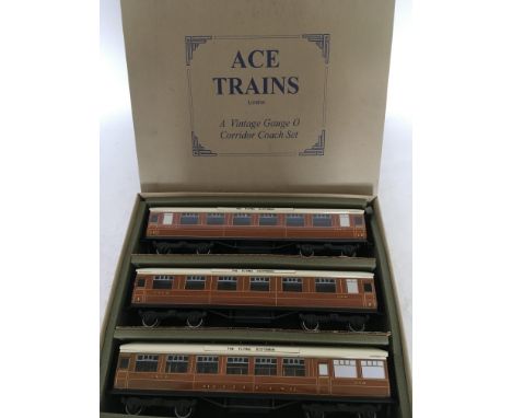Ace trains, vintage style O Gauge, tinplate, 3x Corridor coach set