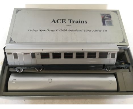 Ace trains, vintage style, O gauge, LNER Articulated, silver jubilee coach set, x2, Boxed