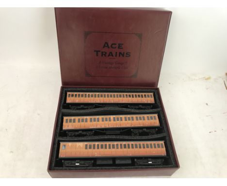 Included are 3 ace trains o gauge carriages, in box.