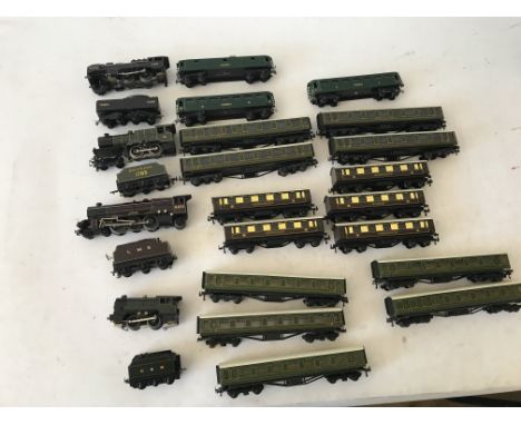 Included are 4 sets of locomotions. The first is a nord 34289 locomotive with tender and carriages. The second is a sourthern