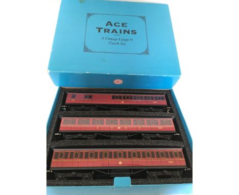 Ace trains, A vintage O gauge tinplate coach set, boxed