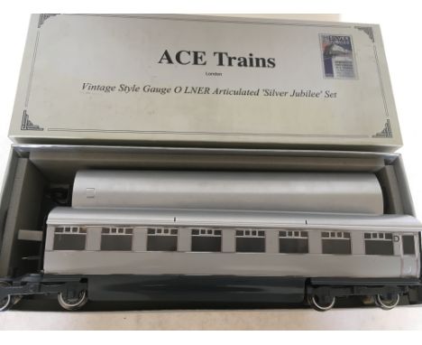 Ace trains, Vintage style O gauge, LNER Articulated, silver jubilee 2x coach set , boxed