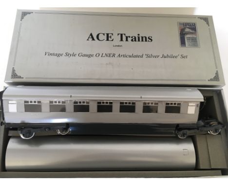 Ace trains, vintage style, O gauge, LNER Articulated, silver jubilee, 2x coach set