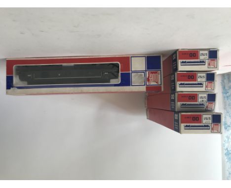 Collection of Jouef 00 gauge train items including a 8913 engine, and two 5751 and two 5752.