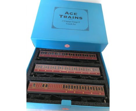 Ace trains, A vintage O gauge tinplate coach set, boxed
