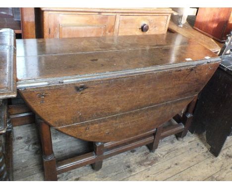 A Georgian oval gate leg table on turned legs