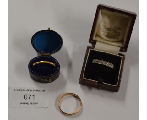 9 CARAT GOLD WEDDING BAND - APPROXIMATE WEIGHT = 3.1 GRAMS, WHITE METAL DRESS STONE RING MARKED 18 CARAT - APPROXIMATE WEIGHT