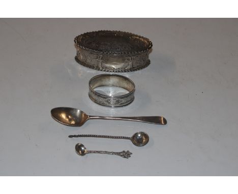 A Robert Hennel oval silver trinket box 1881, approx. 57gms; a silver napkin ring; a silver spoon and two white metal spoons 