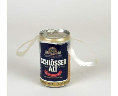 Martin Kippenberger. Alkoholfolter. Multiple (Bierdose, Kunststoff, Heftpflaster). 1989. 11,5 : 7,0 : 21 cm. Monogrammiert, d