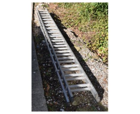 Aluminium 34 rung extending ladder   Condition: 
