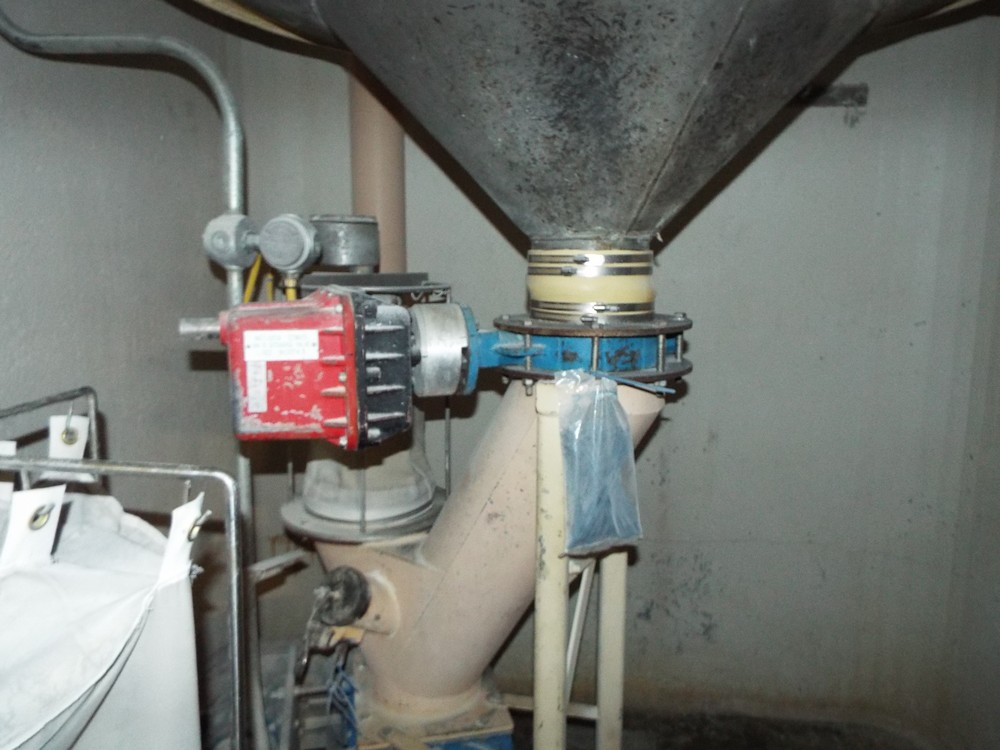 LOT/ PEACOCK VIBRATORY TYPE LIVE BOTTOM BIN DISCHARGE WITH BRAY