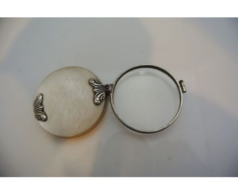 A Georgian silver and mother-of-pearl magnifying glass, of circular form, in unmarked silver
