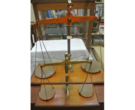 A cased pair of bream scales to weigh 7lb and 1lb respectively set within a mahogany travelling case by De Grave & Co Ltd, nu