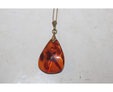 A yellow metal marked 333 A M Double and amber pendant necklace approx. 6.5g