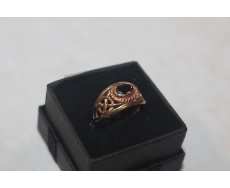 A 9ct gold and amethyst set ring, ring size L/M approx. 5g