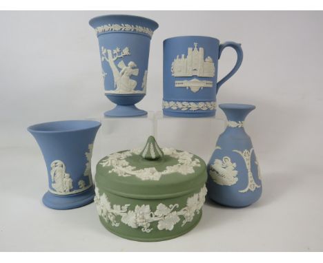 4 Pieces of light blue Wedgwood jasperware and a green large lidded trinket.