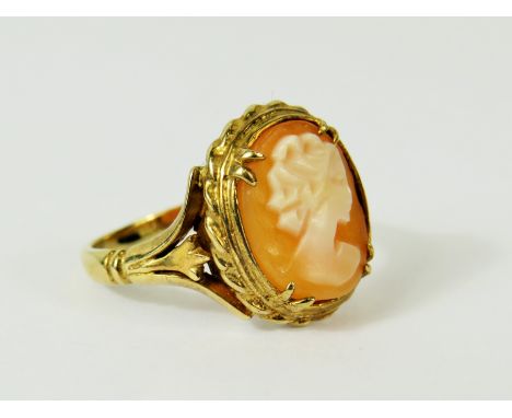 9ct Yellow Gold Cameo set ring.  Finger size 'L-5' to 'M'    3.6g