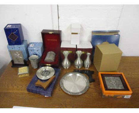 Royal Selangor, Oriental pewter and other decorative pewter to include dishes, a tea caddy, plaques and vases 