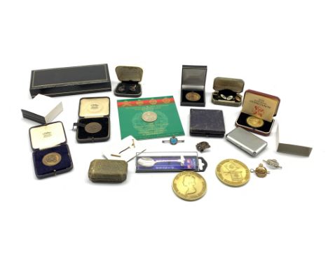 Various items relating to the British Army Royal Tank Regiment including cased sporting medallions, cufflinks, badges etc Con