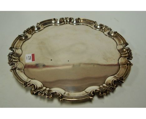 An Edwardian silver tray, having raised piecrust rim, maker William Hutton & Sons Ltd, 32oz, London 1906, dia. 31.5cm    Cond