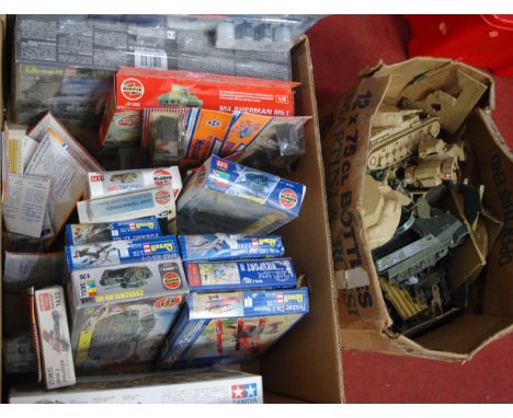 A collection of assorted unbuilt plastic kit scale models to include Tamiya 1.35 British 25lb field gun, Airfix 1.76 Churchil