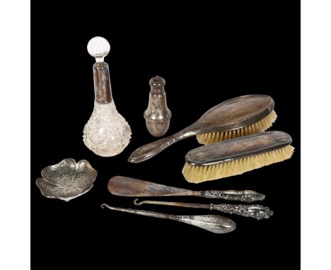 2 silver-backed dressing table brushes, a cut-glass scent bottle with silver collar, a silver-handled shoe horn and button ho