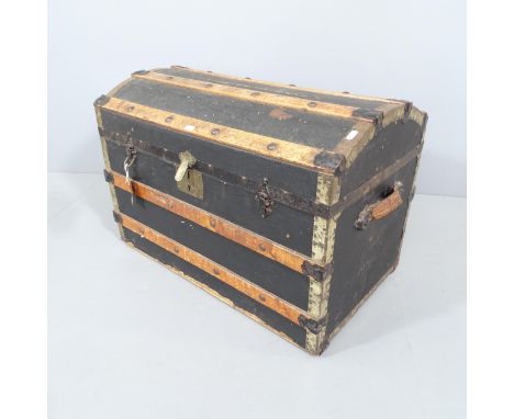 A Victorian slatted dome-top steamer travelling trunk. 77x56x46cm. 