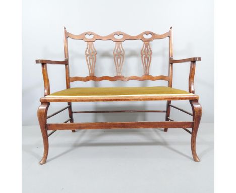 An Edwardian mahogany 2-seater settee with upholstered seat. 108x95x60cm. 