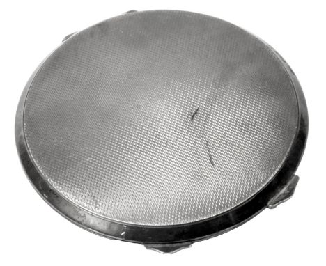 An Elizabeth II silver compact, of circular form with engine turned decoration, Birmingham 1952, 8cm diameter. 