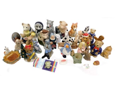 A group of Wade collectables, to include House of Wood 1995 pig figure, 12cm high, Big Bad Wolf 1995, Mummy, Daddy and Baby B
