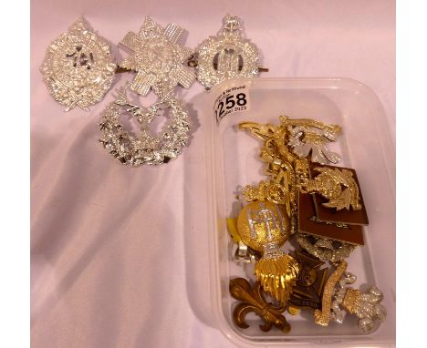 Fifteen post-war British military cap badges. P&amp;P Group 1 (£14+VAT for the first lot and £1+VAT for subsequent lots) 