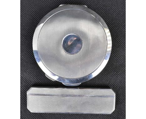 An Elizabeth II hallmarked silver compact of circular form with engine turned decoration, D Bros, Birmingham 1968, diameter 8
