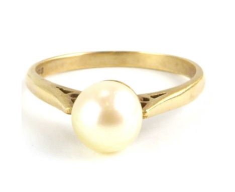 A 9ct gold ring set with single cultured pearl, size Q, approx. 2.5g.