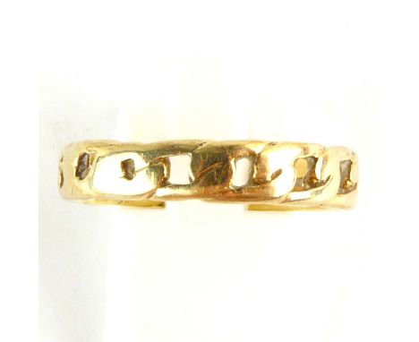 A 9ct gold ring in the form of flattened belcher links, size S, approx. 2.5g.