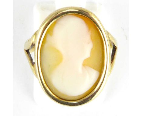 An 8ct gold (333/1000) cameo ring, the shell cameo depicting the head and shoulders of a lady, in a bezel set mount, with spl