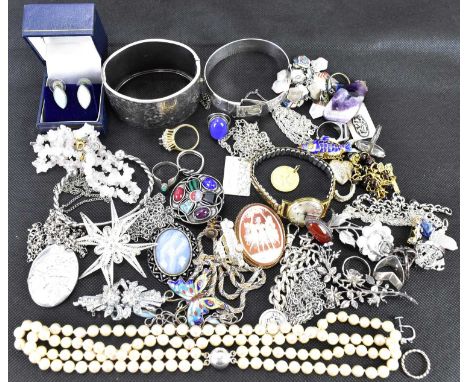 A quantity of mixed vintage and modern costume jewellery, to include a 9ct gold Three Graces cameo brooch, 4.5 x 3.5cm, a 9ct