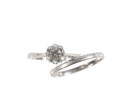 A DIAMOND SOLITAIRE RING, the brilliant cut diamond, estimated to weigh 1.00 carat, in a claw setting, stamped PLAT, ring siz