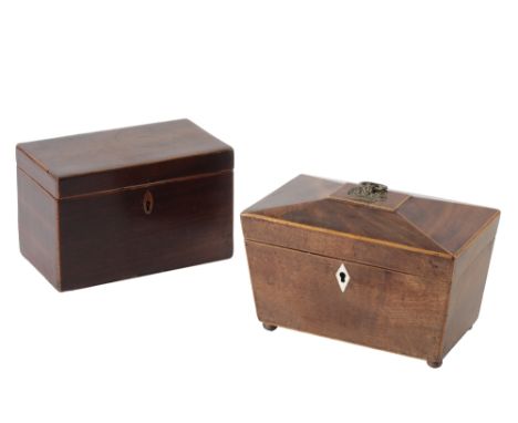 LATE GEORGE III MAHOGANY AND SYCAMORE STRUNG TEA CADDY, early 19th century, of sarcophagus form, with brass ring handle to th