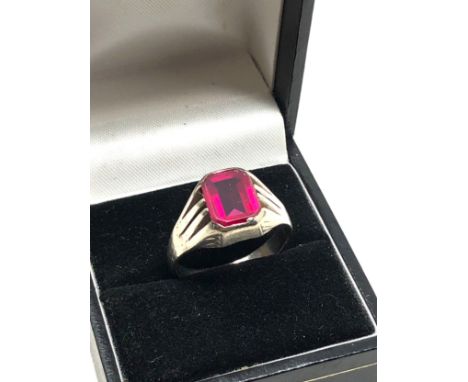 9ct gold synthetic ruby set ring weight 5g 