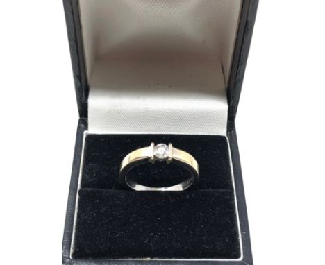 Fine 18ct gold diamond ring central diamond measures approx 4mm dia est 0.25ct weight 4.1g 