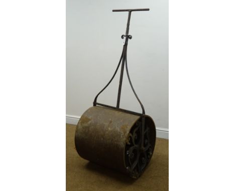 Early 20th century cast iron roller, W64cm Condition Report Click here for further images, condition, auction times & deliver