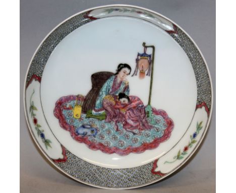 A FINE QUALITY CHINESE FAMILLE ROSE PORCELAIN SAUCER DISH, the interior centre well painted with a scene of two ladies restin