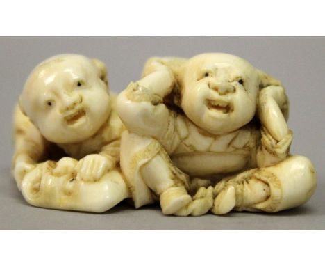 A GOOD QUALITY JAPANESE MEIJI PERIOD IVORY NETSUKE OF TWO BOY PERFORMERS, one with a shi-shi costume, the other leaning forwa