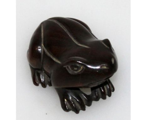 A JAPANESE WOOD NETSUKE OF A FROG, 1.75in long.