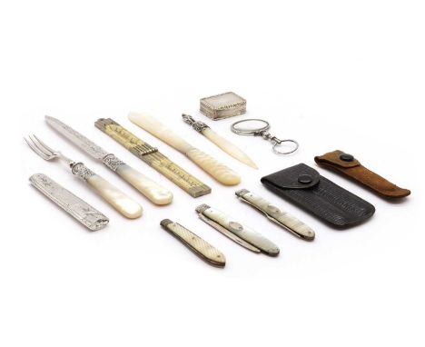 A collection of silver items,to include a Victorian silver vinaigrette, by Edward Edwards II, London 1839, the lid with engin
