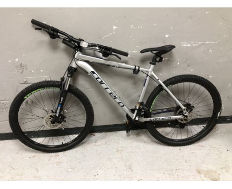 A Carrera Valor mountain bike, frame 20".