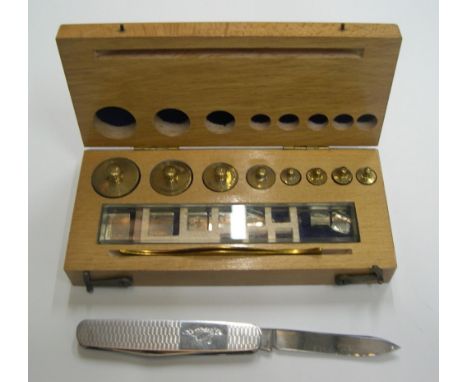 Superb complete set of boxed weights &amp; a fine steel pen knife with engine turned decoration to both handle sides 